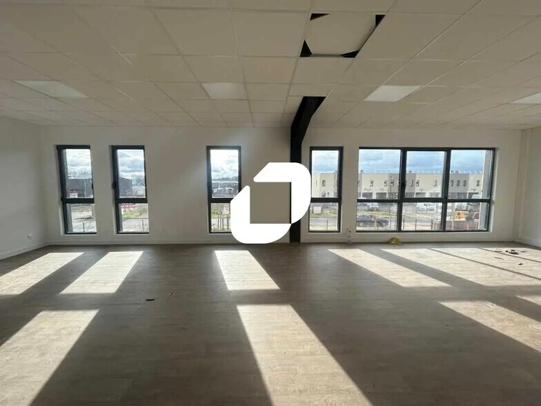 Flex in Ennery for lease - Building Photo - Image 1 of 17