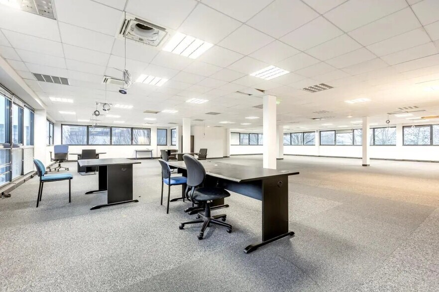 Office in Élancourt for lease - Interior Photo - Image 2 of 5