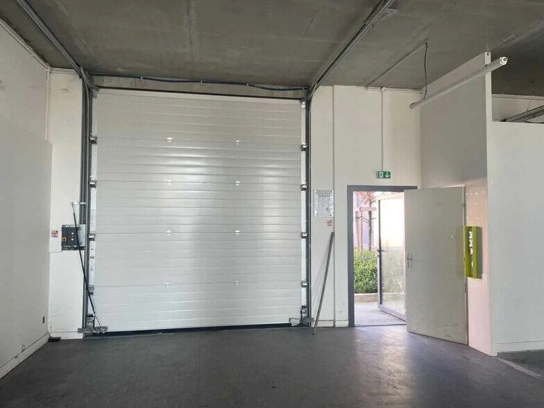 Flex in Lyon for lease - Interior Photo - Image 2 of 6