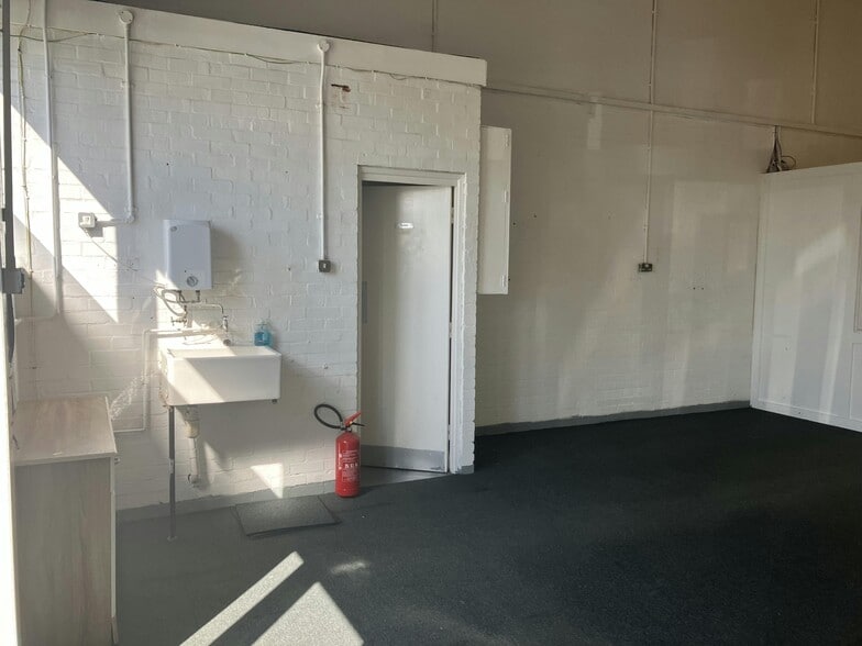 18-44 Benedict Sq, Peterborough for lease - Interior Photo - Image 3 of 4