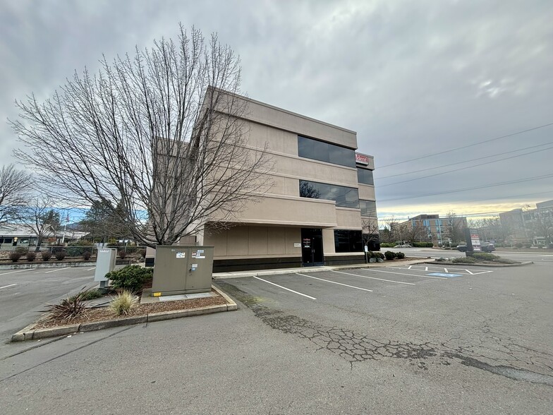 1575 E McAndrews Rd, Medford, OR for lease - Building Photo - Image 2 of 37