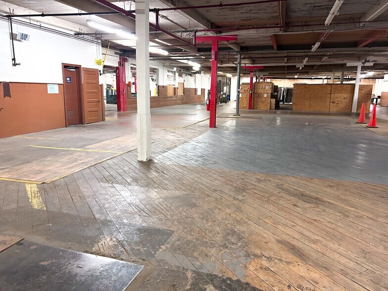 413 E Murdock Ave, Oshkosh, WI for sale - Interior Photo - Image 1 of 1