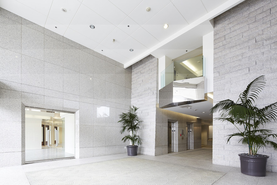 11900 W Olympic Blvd, Los Angeles, CA for lease - Lobby - Image 1 of 3