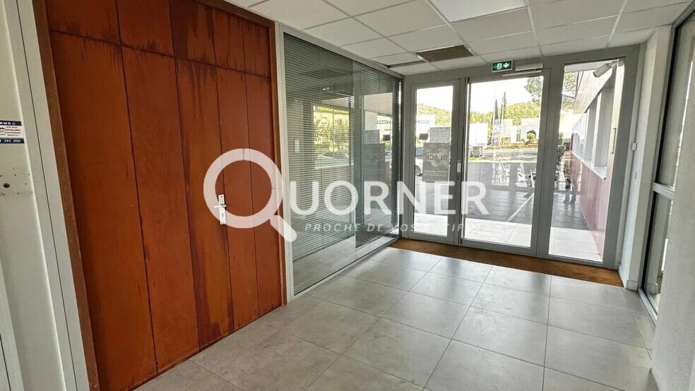 Retail in Saint-Raphaël for lease - Building Photo - Image 3 of 7