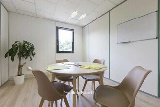 Office in Lyon for sale Interior Photo- Image 1 of 9
