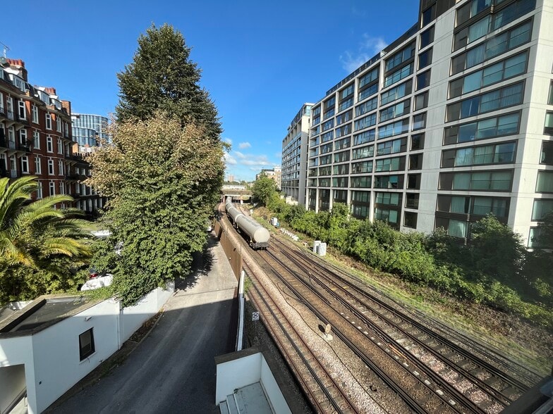 Addison Bridge Pl, London for sale - Primary Photo - Image 1 of 3