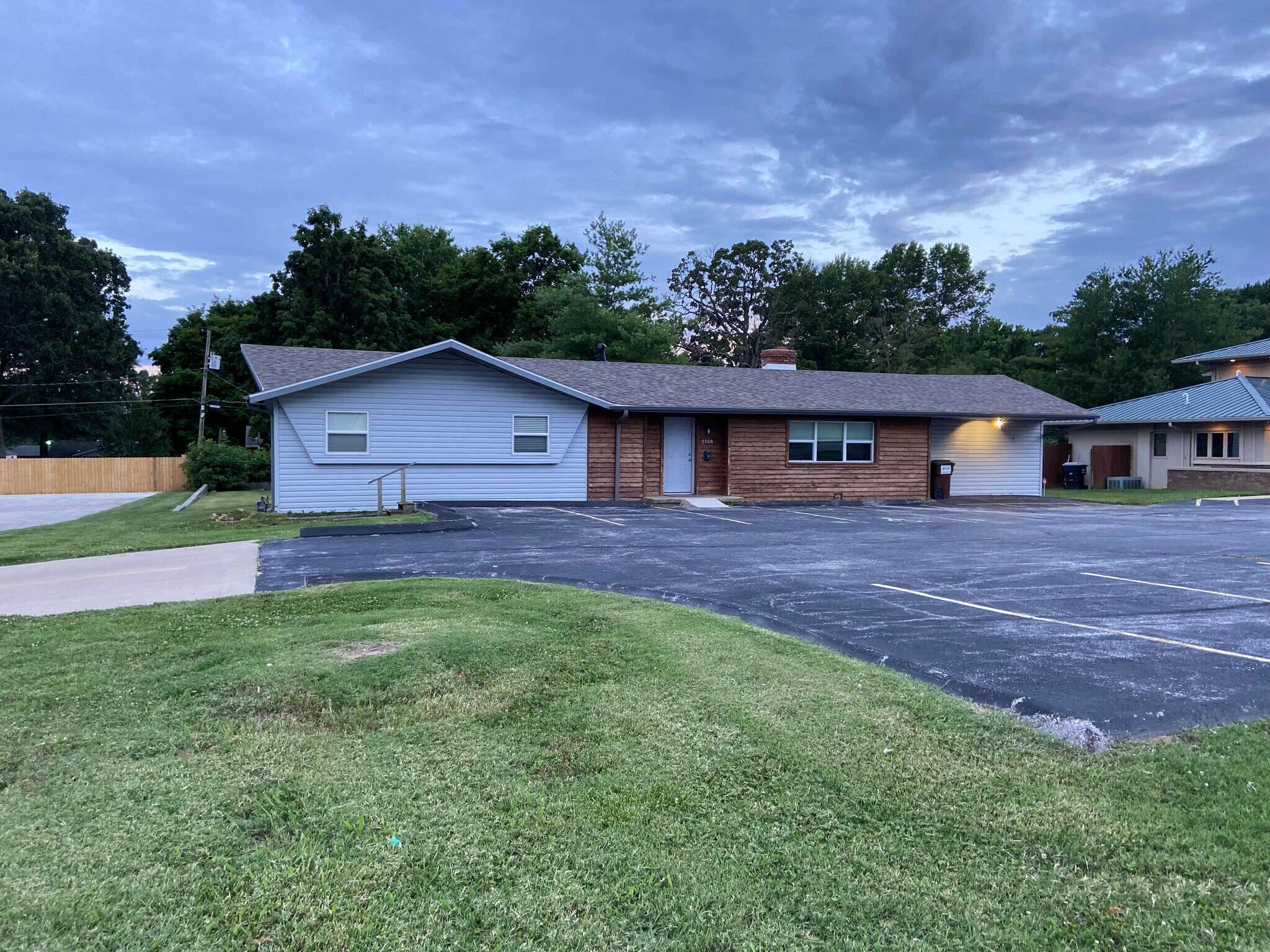 2760 E Sunshine St, Springfield, MO for sale Primary Photo- Image 1 of 1