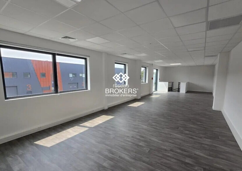 Industrial in SAINT-OUEN-L'AUMONE for lease - Interior Photo - Image 2 of 4