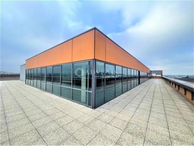 Office in Créteil for lease - Building Photo - Image 2 of 12