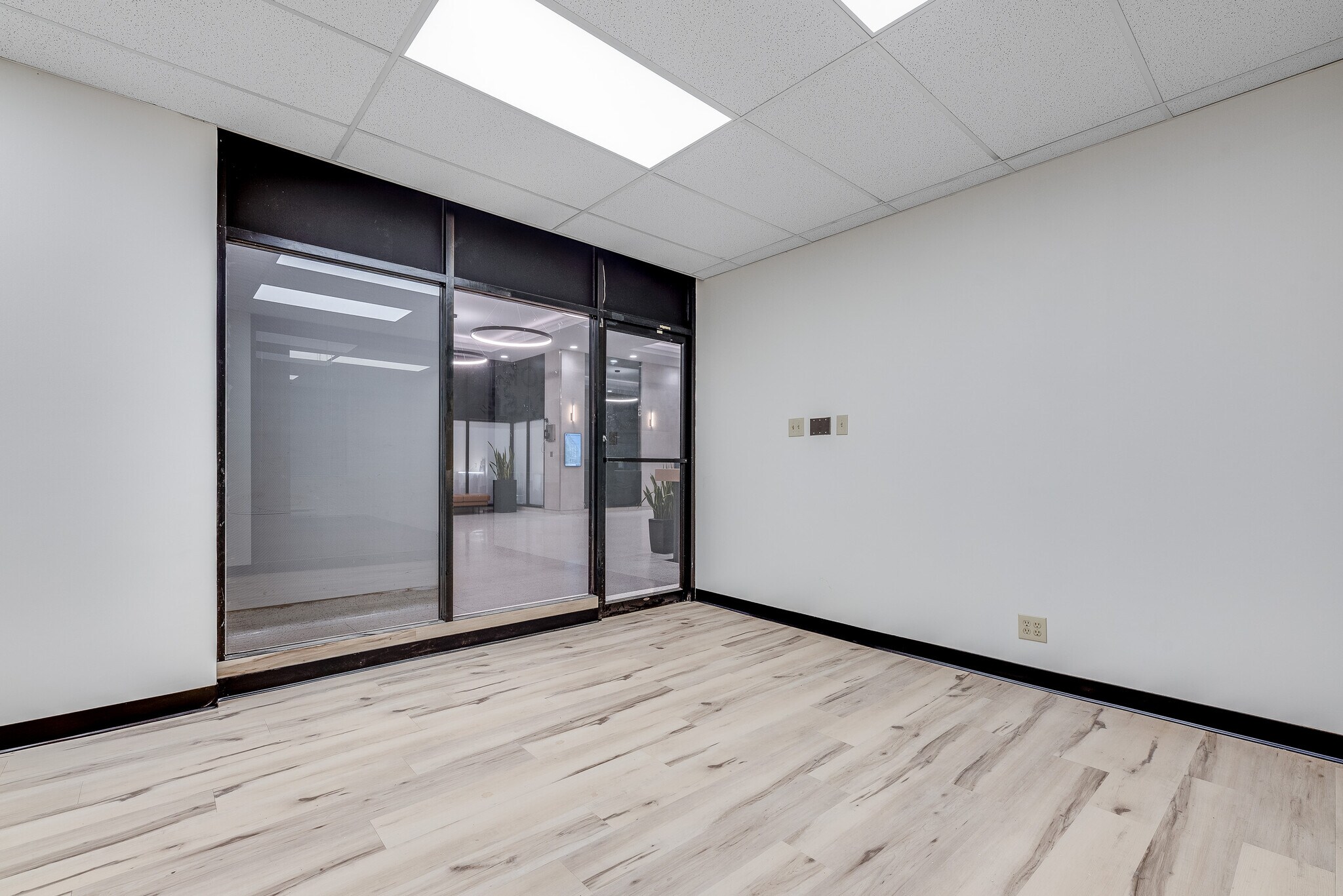 141 Laurier Ave W, Ottawa, ON for lease Interior Photo- Image 1 of 4