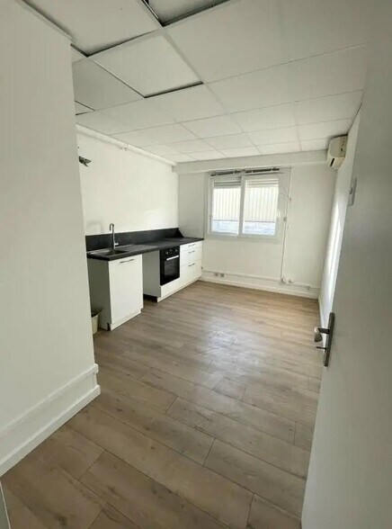 Office in Saint-Laurent-du-Var for lease - Interior Photo - Image 3 of 4