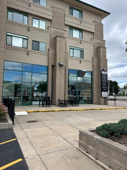 400 N Richmond St, Appleton, WI for lease - Building Photo - Image 2 of 14
