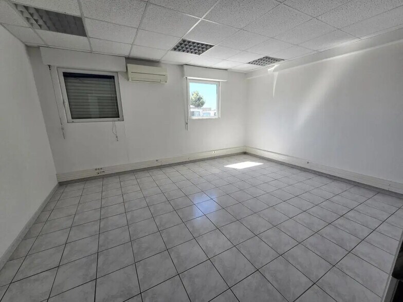 Office in Nîmes for lease - Interior Photo - Image 2 of 6