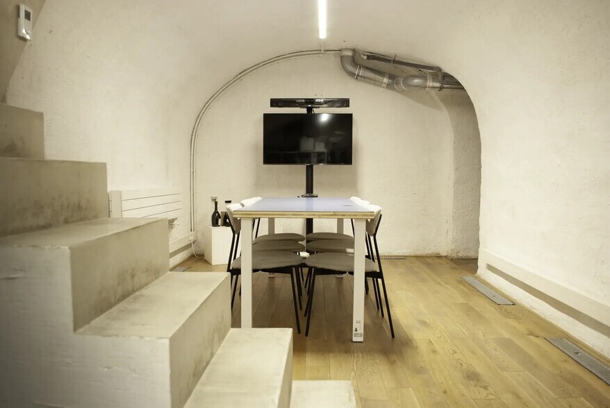 Office in Paris for lease - Interior Photo - Image 3 of 11