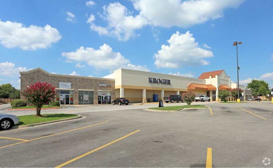 1919-1927 Faithon P Lucas Sr Blvd, Mesquite, TX for lease - Primary Photo - Image 1 of 2