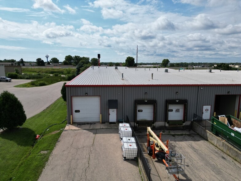 1125 W Tuckaway Ln, Menasha, WI for lease - Building Photo - Image 3 of 11