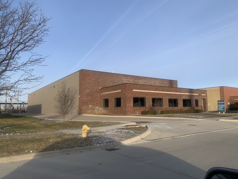 51255 Regency Center Dr, Macomb Township, MI for lease - Building Photo - Image 1 of 5