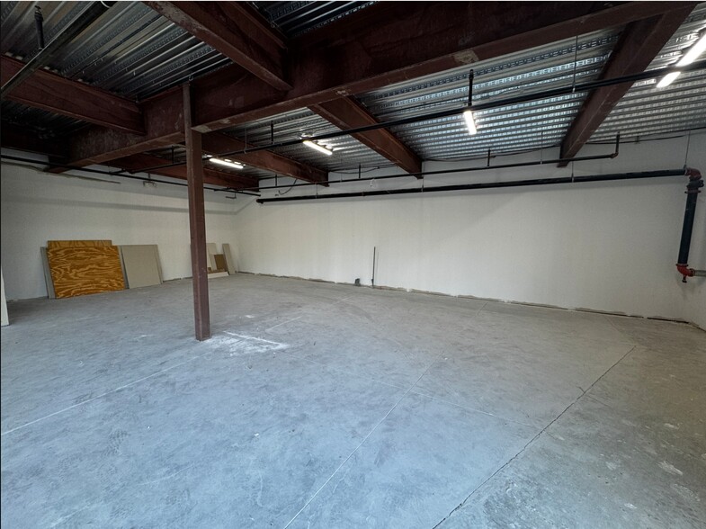 24200 Gratiot Ave, Eastpointe, MI for lease - Interior Photo - Image 3 of 4