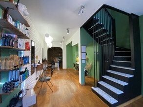 10 Place D'Aligre, Paris for lease Interior Photo- Image 2 of 3