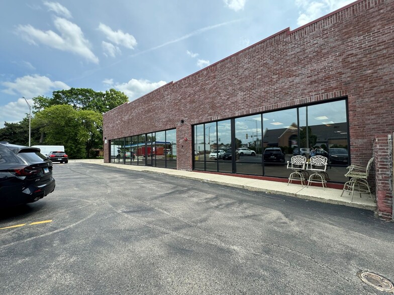 827 N Washington St, Naperville, IL for lease - Building Photo - Image 1 of 9