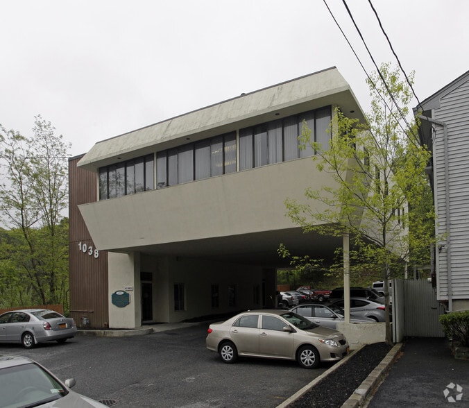 1038 West Jericho Tpke, Smithtown, NY for sale - Primary Photo - Image 1 of 1