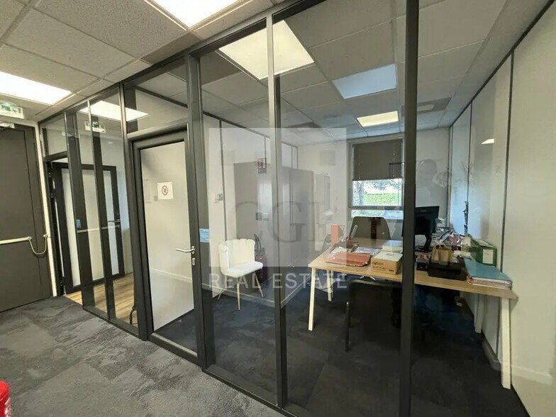 Office in Bron for lease - Interior Photo - Image 2 of 16