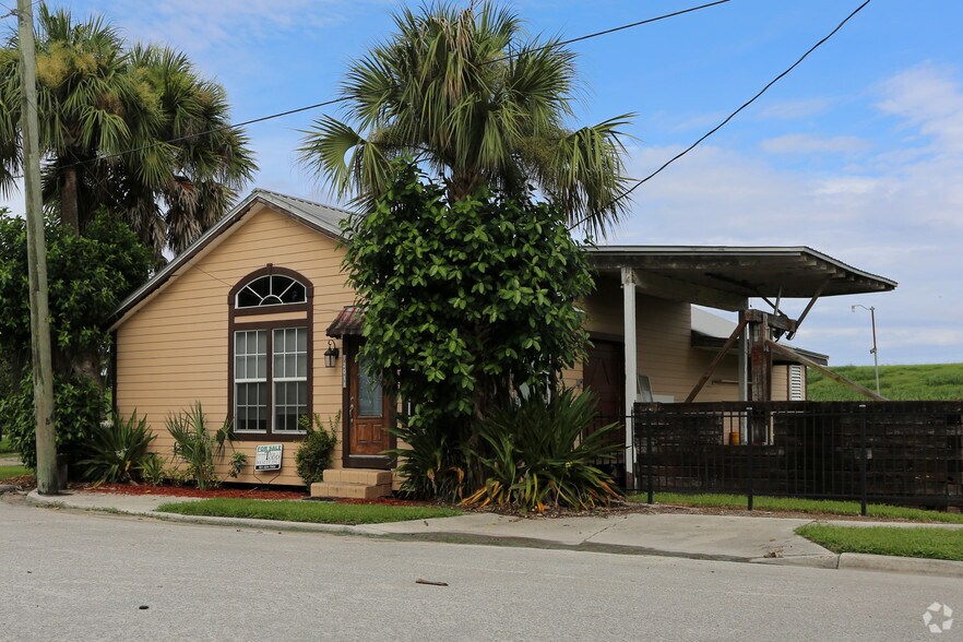 12011 Lakeshore Dr, Canal Point, FL 33438