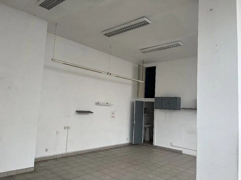 Retail in Lisieux for lease - Interior Photo - Image 2 of 6