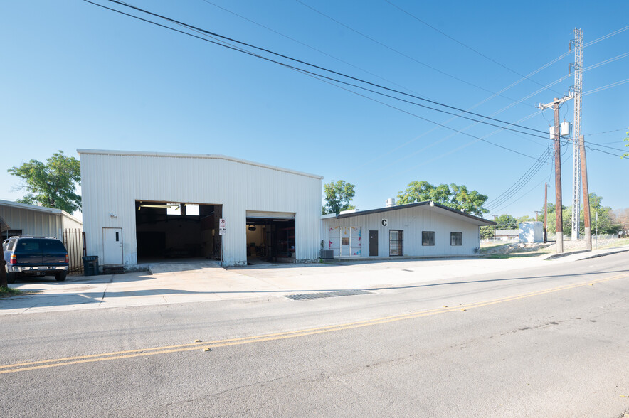 722 W Craig Pl, San Antonio, TX for lease - Building Photo - Image 2 of 4