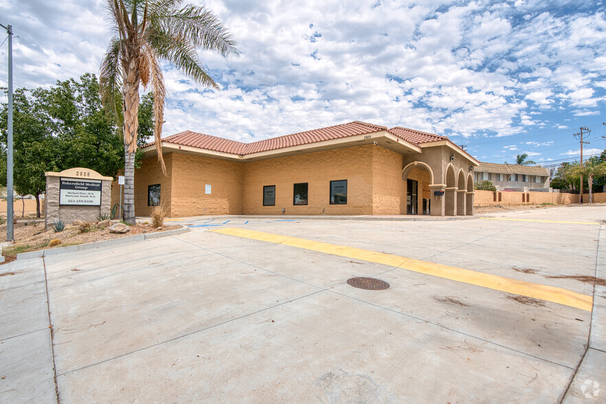 2935 Oswell St, Bakersfield, CA for lease - Building Photo - Image 2 of 25