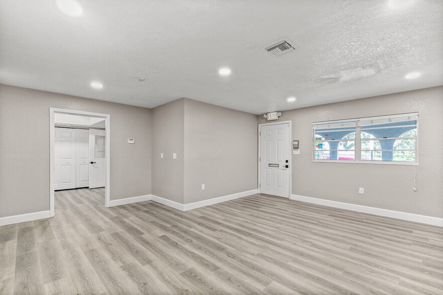 1666 N Donnelly Pl, Mount Dora, FL for lease - Interior Photo - Image 3 of 9