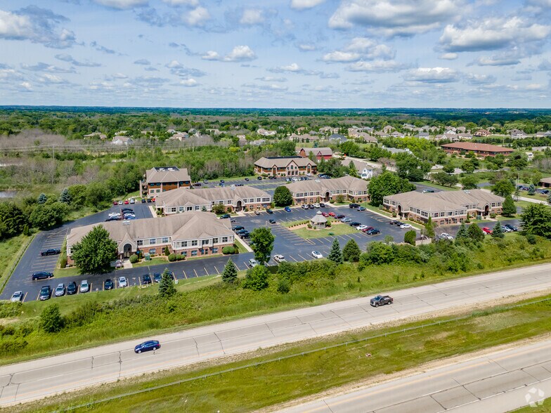 1025 W Glen Oaks Ln, Mequon, WI for lease - Building Photo - Image 3 of 4