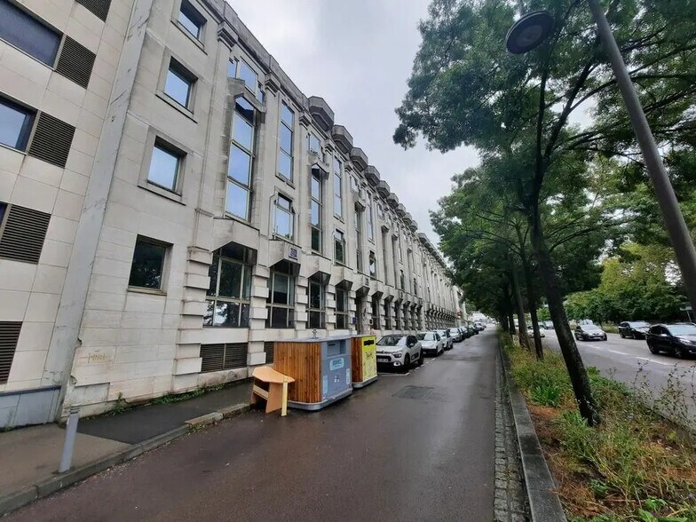 Office in Rouen for lease - Building Photo - Image 1 of 10