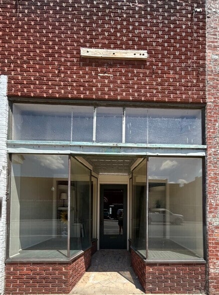 1026 Military Ave, Baxter Springs, KS for sale - Building Photo - Image 2 of 7