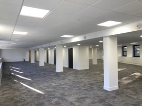 4 Rue Joseph Monier, Rueil-Malmaison for lease Interior Photo- Image 2 of 5