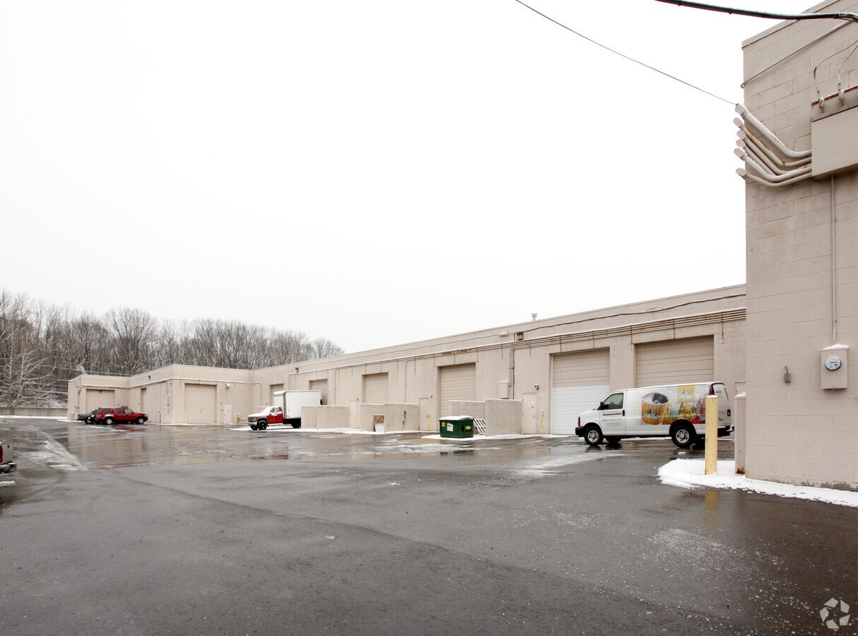 21477 Bridge St, Southfield, MI 48033