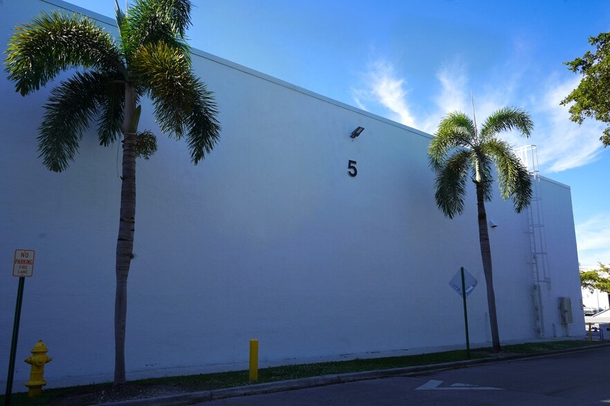 2201-2211 Stirling Rd, Fort Lauderdale, FL for lease - Building Photo - Image 2 of 6