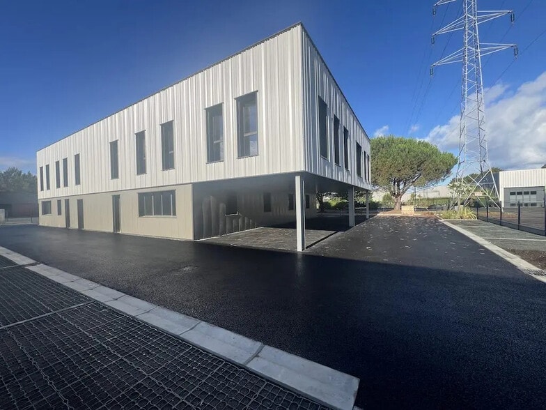 Retail in Gujan-Mestras for lease - Building Photo - Image 1 of 11