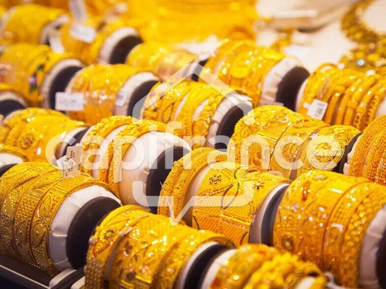 Retail in Vinzelles for sale - Building Photo - Image 2 of 4