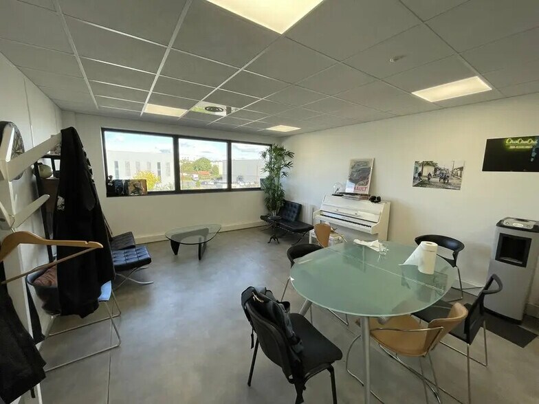 Flex in Groslay for lease - Interior Photo - Image 3 of 7