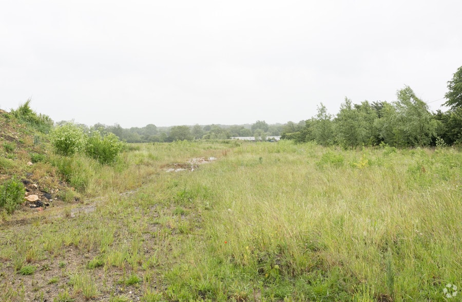 Mill Ln, Westbury for lease - Building Photo - Image 3 of 4