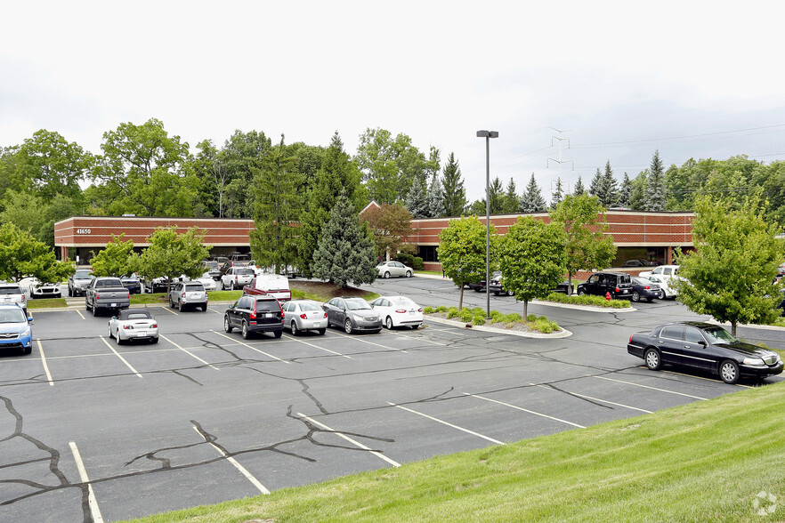 41650 Gardenbrook Rd, Novi, MI for lease - Primary Photo - Image 1 of 6