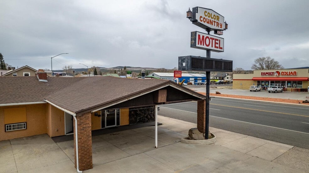 526 N Main St, Panguitch, UT for sale - Primary Photo - Image 1 of 1