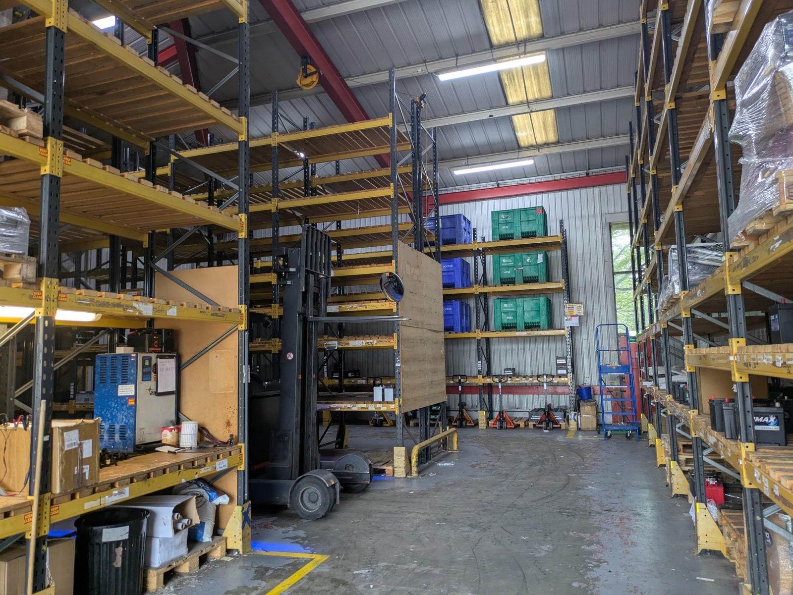 Walnut Tree Clos, Guildford for lease Interior Photo- Image 1 of 1