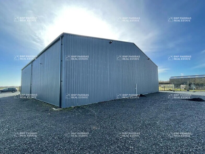 Office in Druye for lease - Building Photo - Image 3 of 11