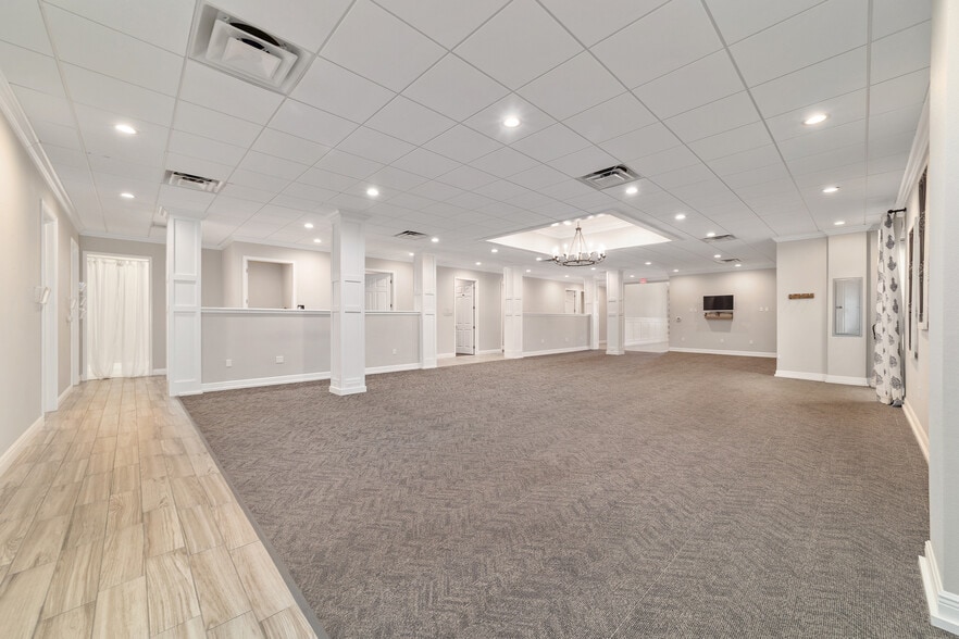 809 County Road 466, The Villages, FL for sale - Interior Photo - Image 3 of 42