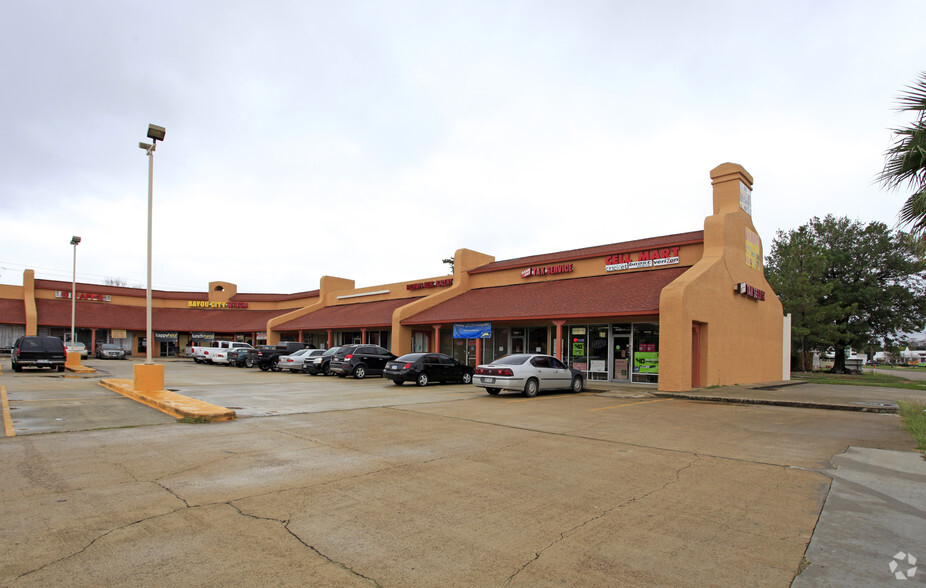 12611 Woodforest Blvd, Houston, TX for lease - Building Photo - Image 1 of 3