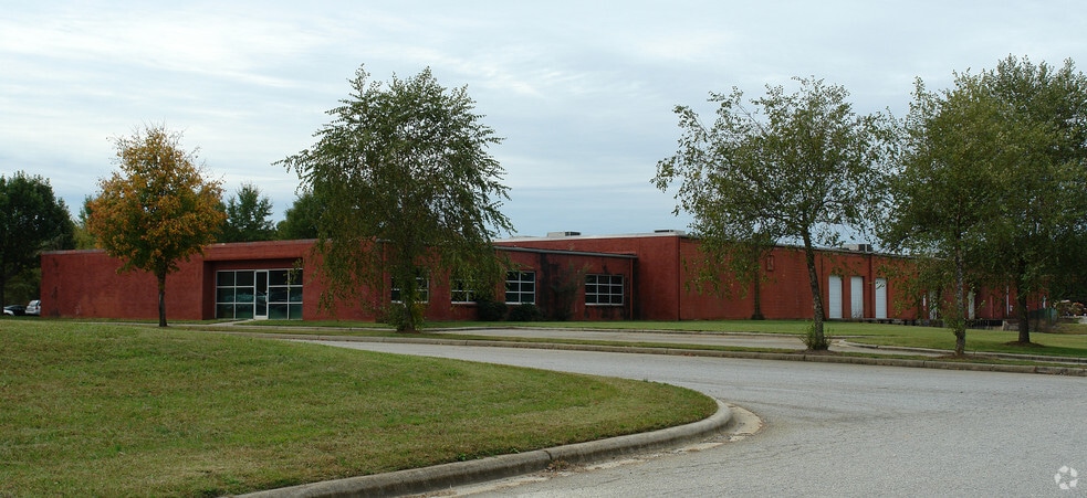 2064 Brentwood St, High Point, NC for sale - Building Photo - Image 1 of 1