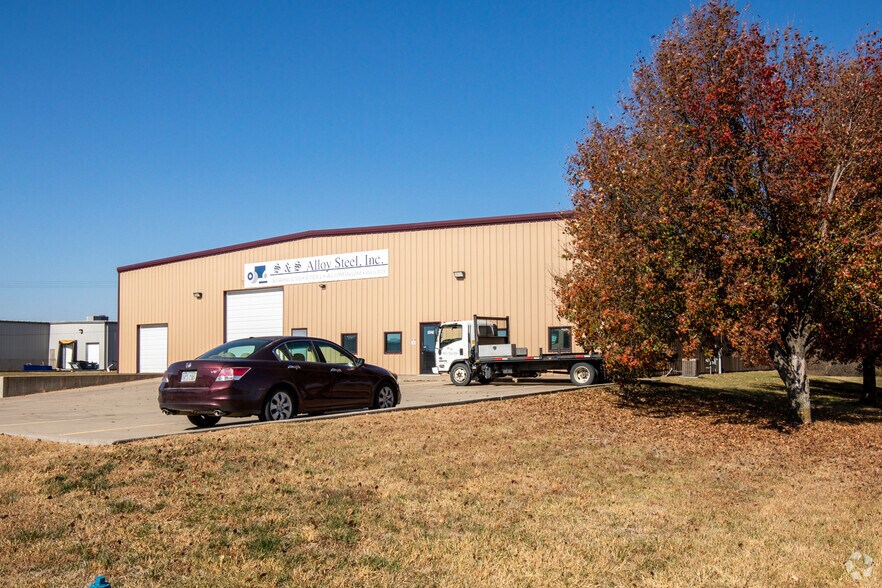 1821 Commerce Dr, Tonganoxie, KS for sale - Building Photo - Image 2 of 8