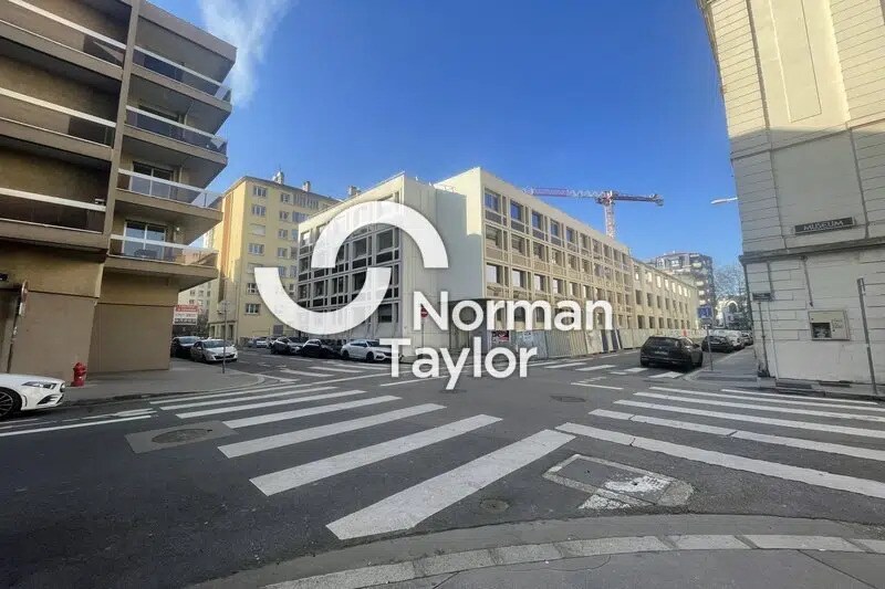 Office in Lyon for sale Building Photo- Image 1 of 8